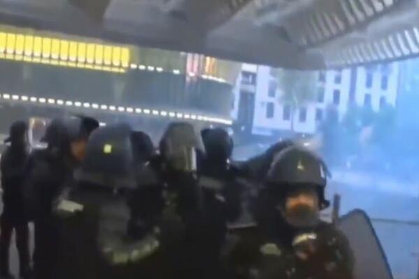 HAOS NA ULICAMA PARIZA: Policija suzavcem pokušala da rastera demonstrante (VIDEO)