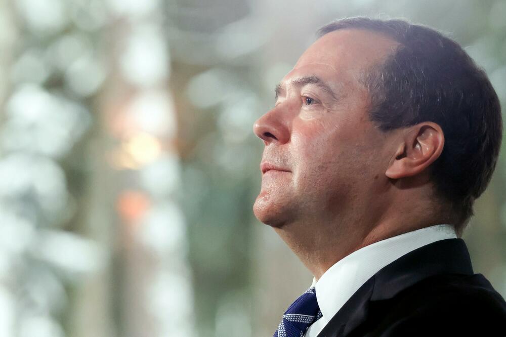 "I OVAJ ČIČA SE ČUDI": Medvedev BRUTALNO ISPROZIVAO Šolca, pale TEŠKE REČI - ovo će ODJEKNUTI! (FOTO)
