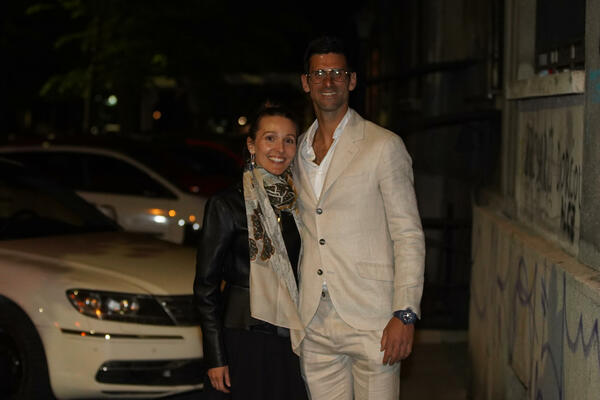 Novakov nevaljali pogled uz osmeh dok Jelena pati - Šarmantno objasnila o čemu se radi! (FOTO)