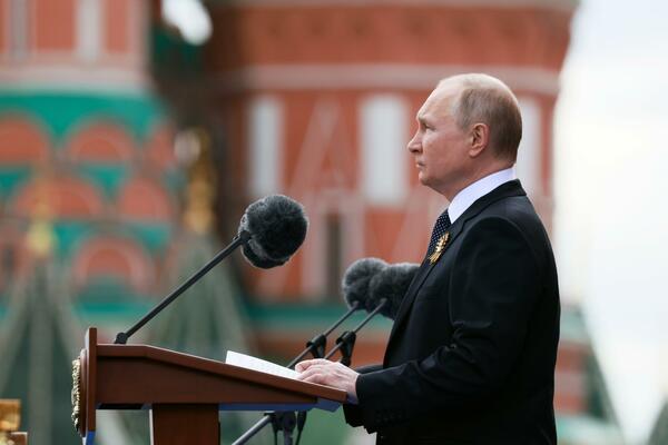 DOK JE PUTIN DRŽAO GOVOR, 1 DETALJ SVIMA PRIVUKAO PAŽNJU: Šta se nalazi na reveru ruskog lidera? (FOTO)