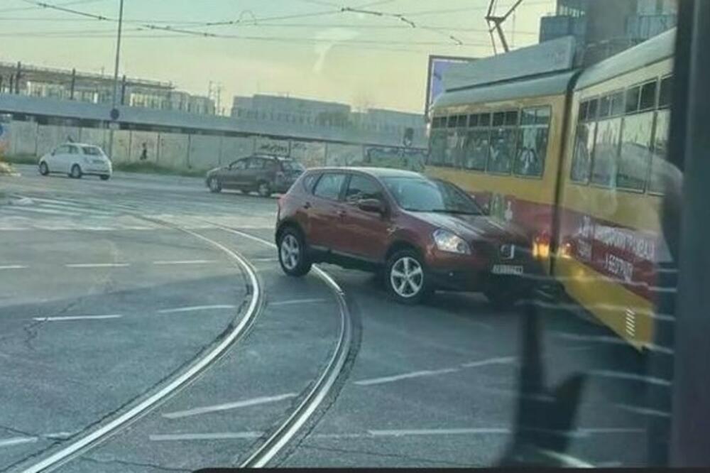 SUDAR NA NOVOM BEOGRADU: Tramvaj i automobil "U KLINČU"! (FOTO)