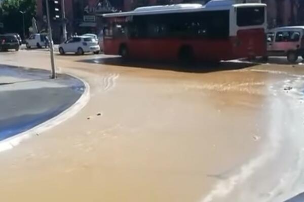 HAOS NA BANJICI: Voda ŠIKLJA na SVE STRANE, šta se OVO dešava?! (VIDEO)