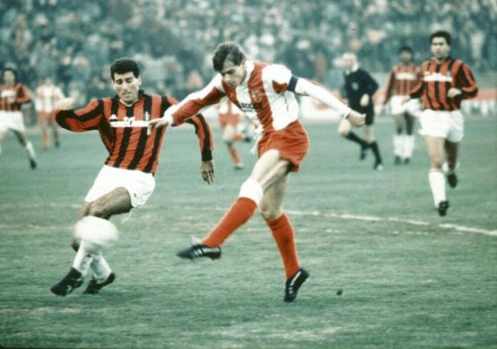 Dragan Stojković Piksi u dresu Crvene zvezde protiv Milana