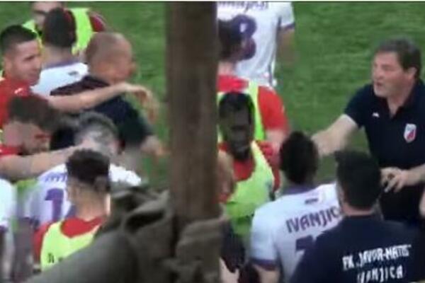 SKANDAL U IVANJICI: Čelnik Javora utrčao na teren i provocirao fudbalere Loznice! (VIDEO)