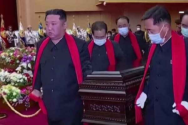 KIM NOSIO KOVČEG PREMINULOG MENTORA: TUGA na licu severnokorejskog lidera, ovakvog ga još NISMO VIDELI! (VIDEO)