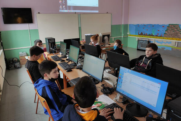 Još 20 osnovnih škola dobija informatičke kabinete od Telekoma Srbija
