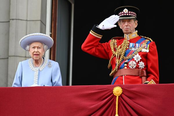 POJAVILA SE I KRALJICA, U OVOM IZDANJU: Nasmejana Elizabeta II sa balkona sve PRATI, jedan detalj je ključ