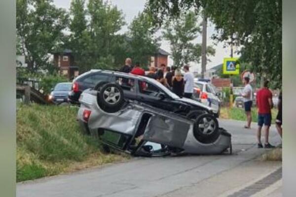 NESREĆA NA ZRENJANISKOM PUTU U BORČI: Auto se prevrnuo na krov, preko njega sleteo drugi! (FOTO)