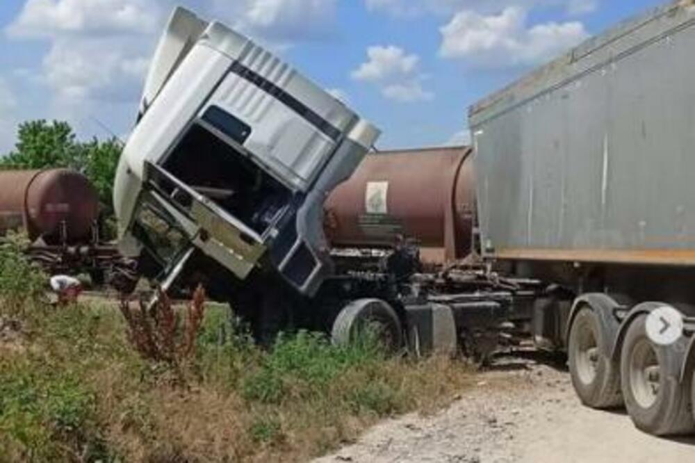 TEŠKA SAOBRAĆAJNA NESREĆA KOD KOSTOLCA: Kamion udario u teretni voz, kabina vozača SMRSKANA! (FOTO)