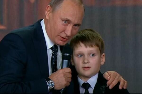 ISPLIVAO ŠOK SNIMAK PUTINA: Pitao dečaka gde se završavaju GRANICE Rusije, pa mu rekao samo OVO! (VIDEO)