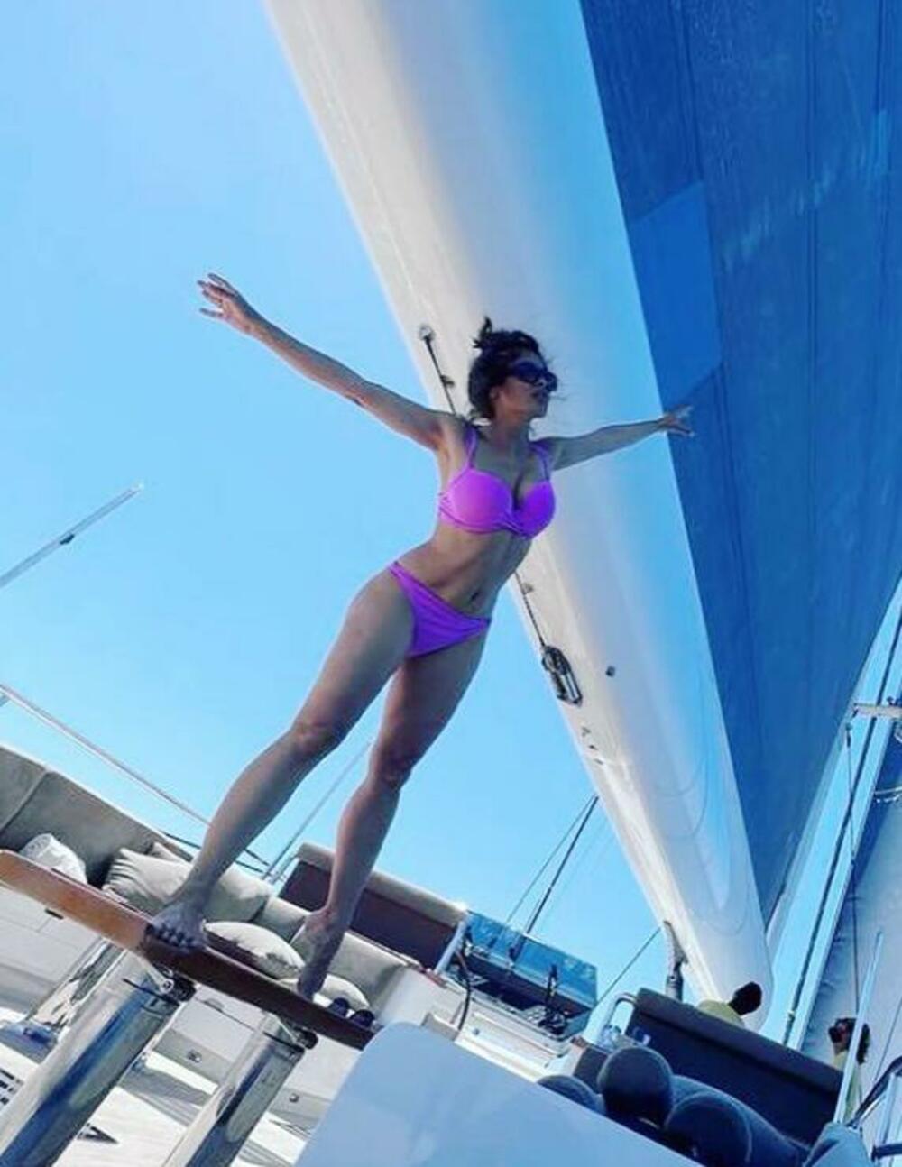 Salma Hajek u bikiniju