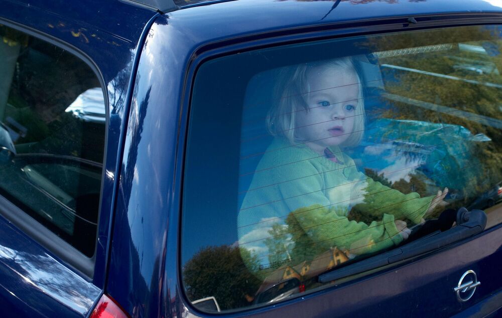 Dete u automobilu tokom vrelom dana