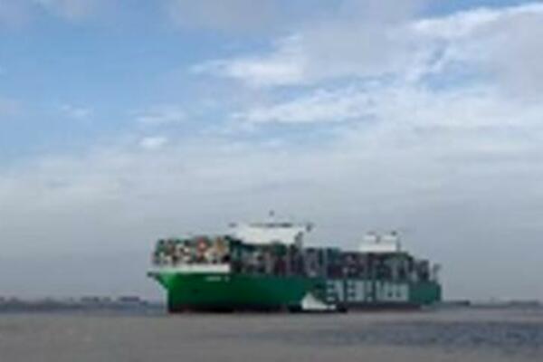 ČANGJI: Najveći teretni brod pristao u luku u Šangaju VIDEO