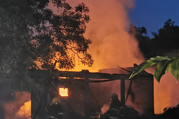 VATRA PROGUTALA OBJEKAT OD 500 KVADRATA: Buktinja u selu kod Čačka, vatrogasci se bore sa POŽAROM već sat vremena