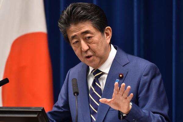 ABE NIJE PRVI UBIJENI POLITIČAR U JAPANU: Jednog TINEJDŽER ubio SAMURAJSKIM MAČEM usred TV prenosa! (VIDEO)
