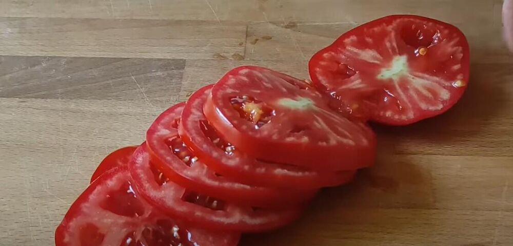 Isečen paradajz