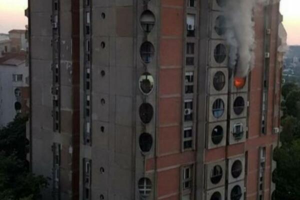 STRAVIČAN POŽAR NA VIDIKOVCU: Izgoreo stan u zgradi, POGINULA JEDNA OSOBA! (FOTO)