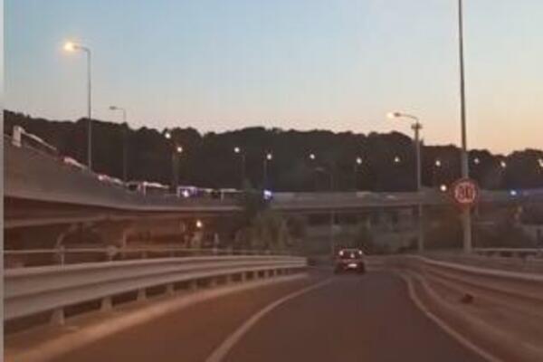PRVI SNIMCI STRAVIČNOG UDESA KOD HIPODROMA: 10 vozila pod rotacijom SKROZ OBUSTAVILO SAOBRAĆAJ! (VIDEO)