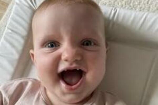 MA DAL' JE MOGUĆE?! Beba postala SENZACIJA zbog sličnosti sa GLUMCEM, ljudi trljaju oči (FOTO)