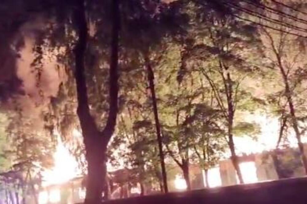 HAVARIJA U ZEMUNU: Zapalila se GASNA cev, vatrogasci na terenu!
