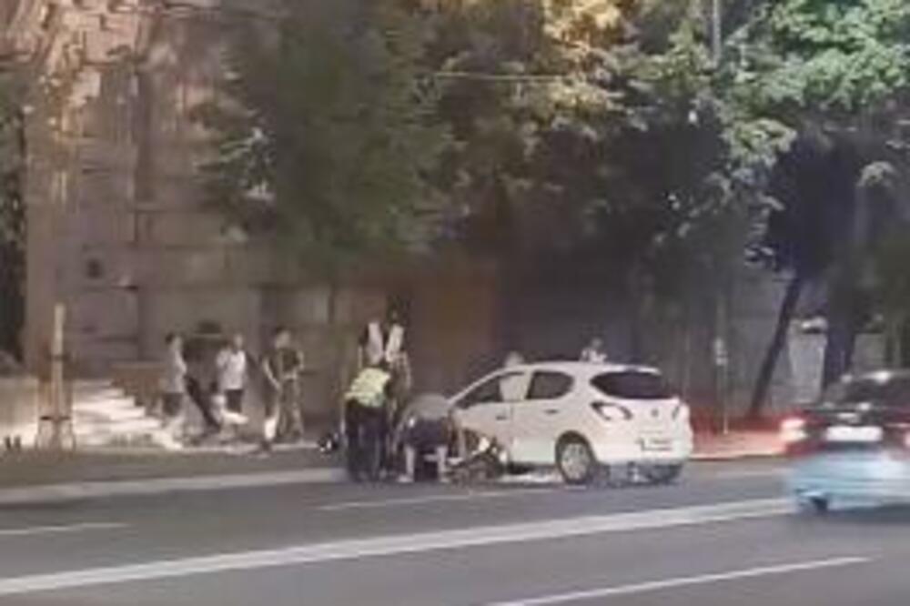 JOŠ JEDAN UDES U CENTRU BEOGRADA: Policajci podižu OBORENI MOTOCIKL (VIDEO)
