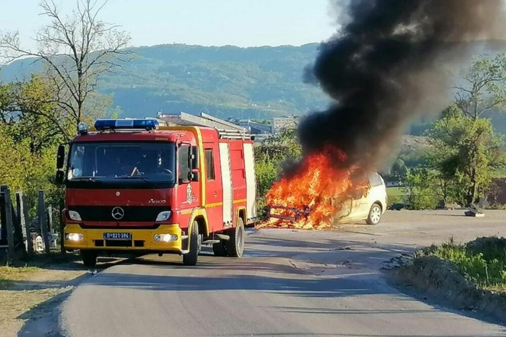 VATRO PROGUTALA AUTOMOBIL NA PUPMI: Vozilo u potpunosti izgorelo, jeziv prizor u Novoj Varoši