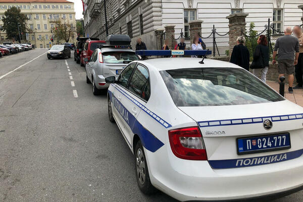 "GUŠI SE, TREBA MI HITAN PROLAZ, MOLIM VAS": Drama na putu ka Beogradu, policija pohitala da pomogne BEBI
