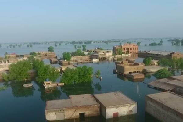 VELIKE POPLAVE U PAKISTANU: Monsun odneo najmanje 20 života, oluja čupa drveće i ruši dalekovode