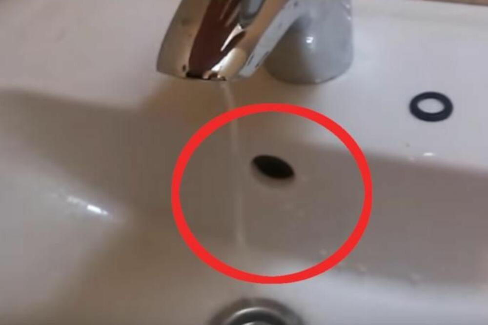URADITE OVO I VAŠE KUPATILO ĆE ZABLISTATI KAO NOVO: Posle ovog čišćenja NI SVEKRVA vam neće videti FLEKE u toaletu
