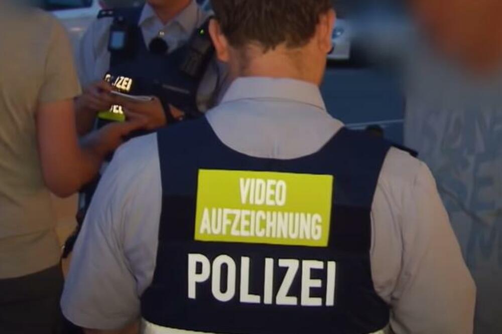 ČOVEK PRETIO PIŠTOLJEM PROLAZNICIMA NA AUTOBUSKOJ STANICI: Velika akcija nemačke policije
