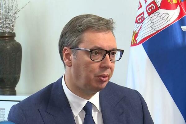 DECA U NARODNOJ NOŠNJI I TROBOJKA: Predsednik Vučić čestitao Dan državnosti (FOTO)