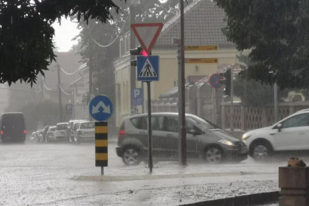 DRAMATIČNI SNIMCI SA SEVERA SRBIJE: Nakon snažne oluje, stvorile se REKE na ulicama (VIDEO)