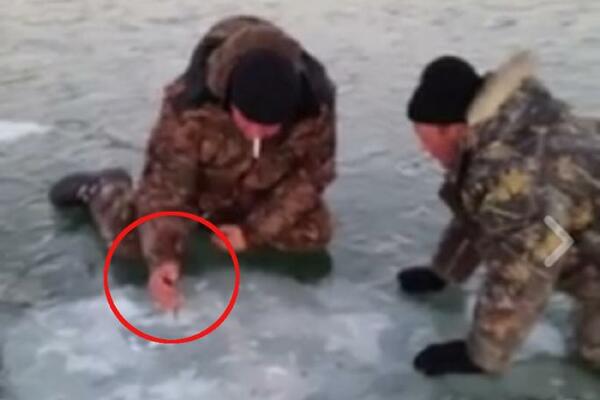 ŠTA JE BRE OVO, NEREALNO! Zanemećete kada vidite šta su ludi Rusi uradili na zaleđenom jezeru...ŠOK (VIDEO)