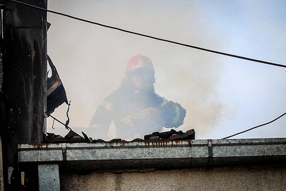 BUKNUO POŽAR U BEOGRADSKOM HOTELU: Čak 16 vatrogasaca na licu mesta