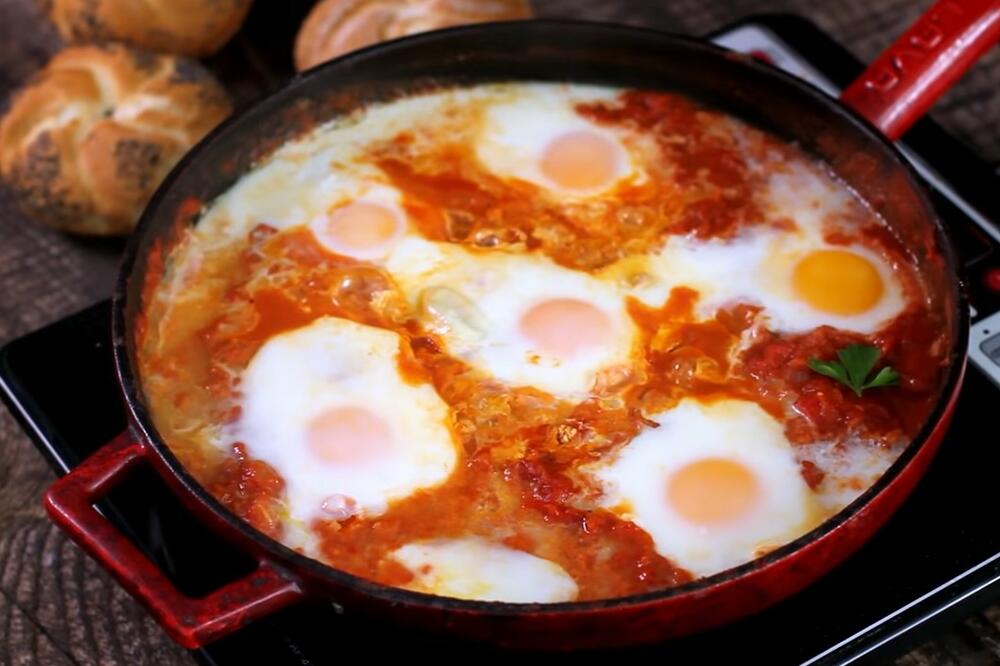 ŠAKŠUKA, SPECIJALITET SA BLISKOG ISTOKA: Zapečena jaja u paradajz sosu, podseća na naš sataraš, ukus je FENOMENALAN