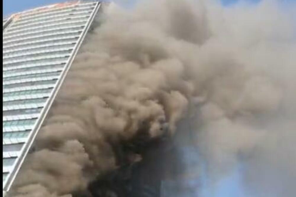 STRAHOVIT POŽAR U TRŽNOM CENTRU: Užasan dim, sve počelo iz restorana (FOTO/VIDEO)