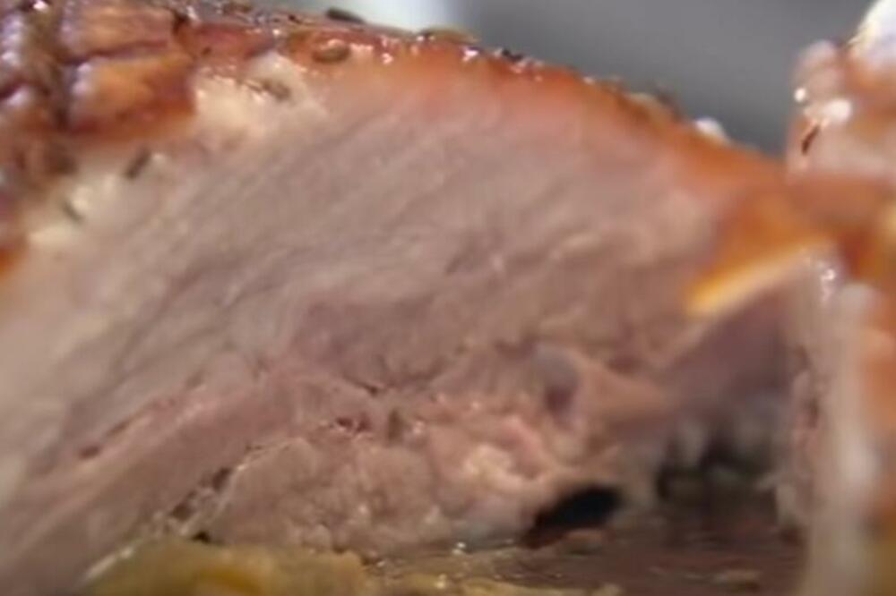 SVINJETINA U TEGLI: Ovako spremljeno meso je toliko MEKANO da se RASPADA (VIDEO)