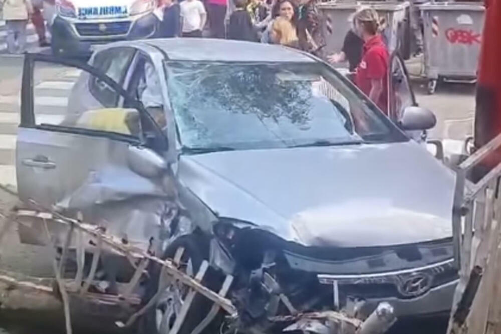 UŽASAN SUDAR NA BANOVOM BRDU: Zakucala se dva auta na raskrsnici, 4 POVREĐENIH! (VIDEO)
