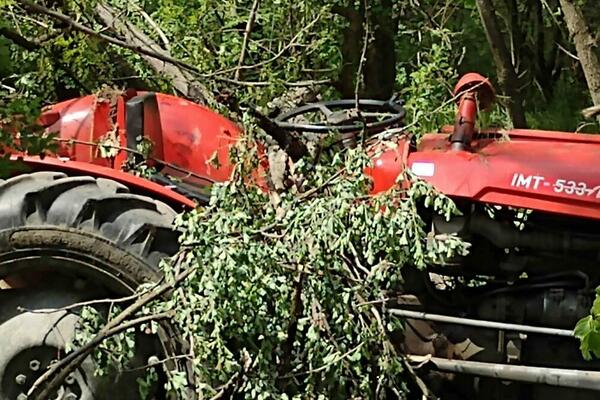 TEŠKA SAOBRAĆAJNA NESREĆA KOD KRAGUJEVCA: Prevrnuo se traktor, poginuo vozač!