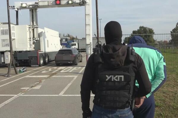POLICIJA PRONAŠLA PAKETE HEROINA I MARIHUANE U AUTOMOBILU: Pao Makedonac u Jagodini