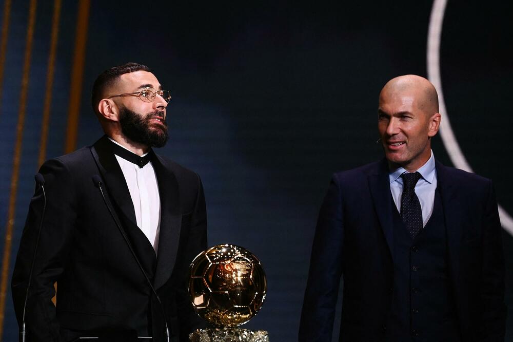 Karim Benzema sa 'Zlatnom loptom' pored Zinedina Zidana
