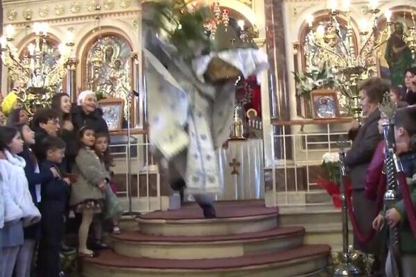 POP POLETEO IZ OLTARA U CRKVI, LJUDI SE BUKVALNO KRSTILI: Gledali u neverici, šta to radi ovaj čovek (VIDEO)
