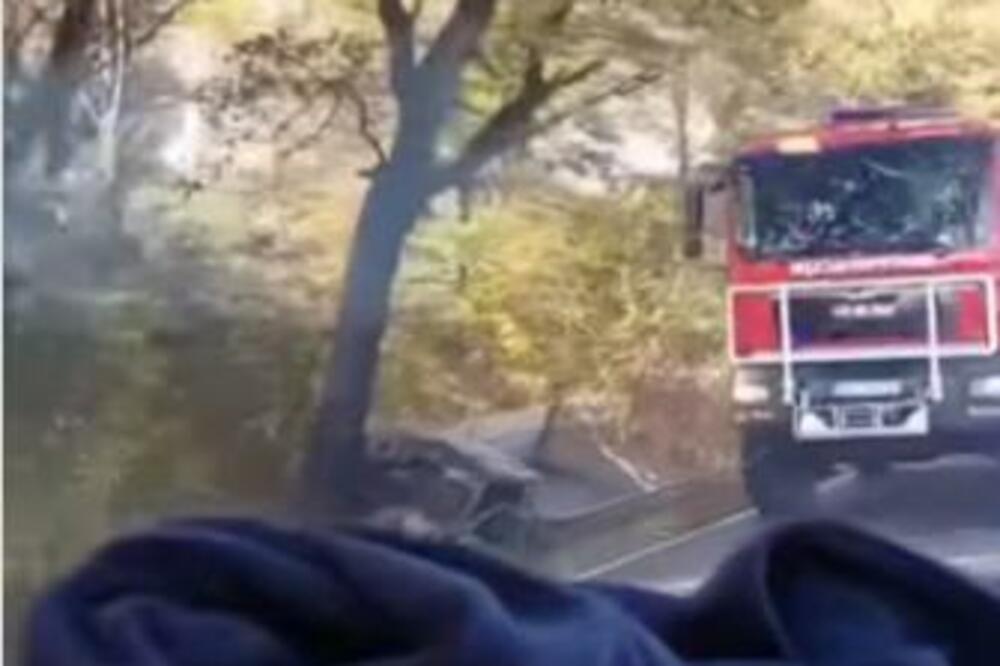 PRVI SNIMAK STRAVIČNE NESREĆE KOD OBRENOVCA! Vatrogasci se kamiondžiji BORE ZA ŽIVOT (VIDEO)