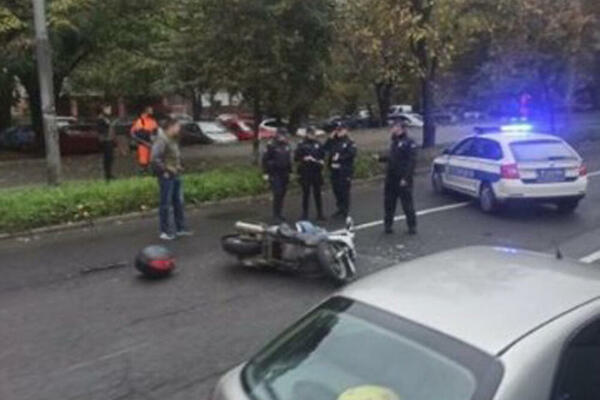 TEŽAK UDES U LESKOVCU: Na zadnjem sedišta automobila bila deca, povređen motociklista