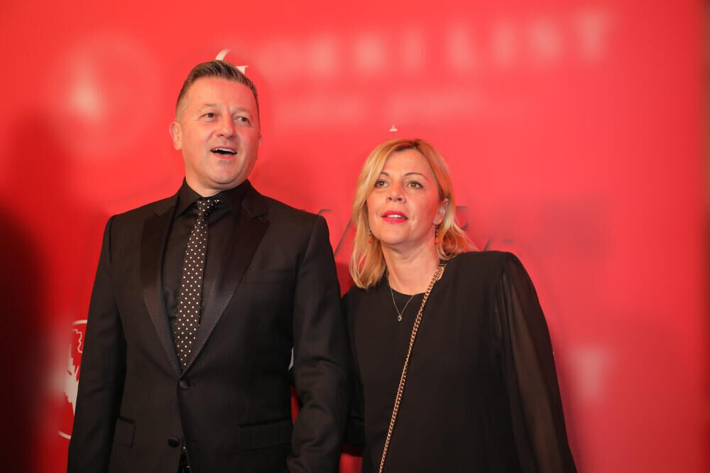 Voditelj Srđan Predojević sa suprugom Mirjanom Lazarević