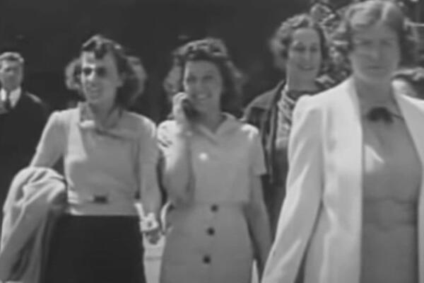 DA LI IKO ZNA ODGOVOR?: Snimak iz 1938. godine ZAPALIO mreže, svi se pitaju šta to DRŽI U RUCI? (VIDEO)