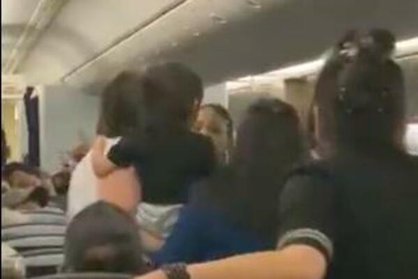 "ZABORAVITE NA POJASEVE, LEZITE NA POD...": Putnici u avionu IZBEZUMLJENI OD STRAHA, vrištali na SAV GLAS (VIDEO)