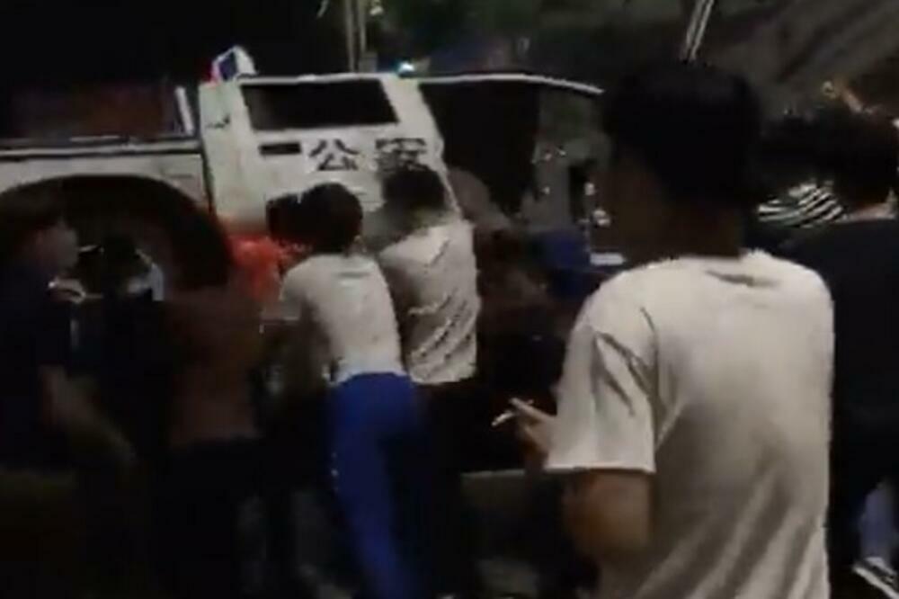 HAOS U KINI ZBOG NOVIH KOVID MERA: Pobesneli građani se TUKU sa policijom i ruše BARIKADE (VIDEO)