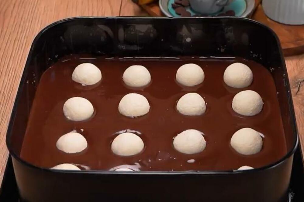 KOMBINACIJA SASTOJAKA KOJOJ NE MOŽETE ODOLETI: Čokoladna torta sa RAFAELO KUGLICAMA, tražiće se repeti (VIDEO)
