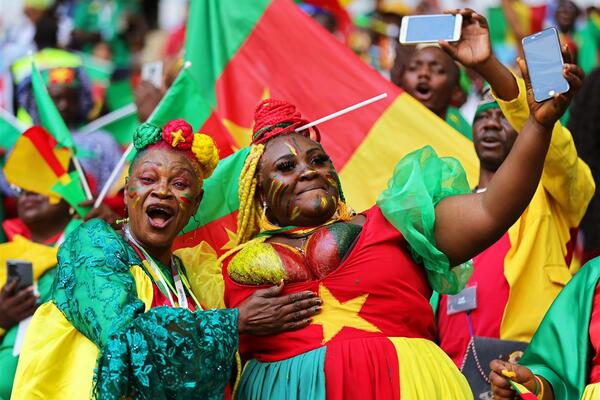 MA KAKVE STARLETE I MANEKENKE: Navijačica Kameruna je zasenila sve - ofarbala OGROMNE grudi u boje zastave! (FOTO)